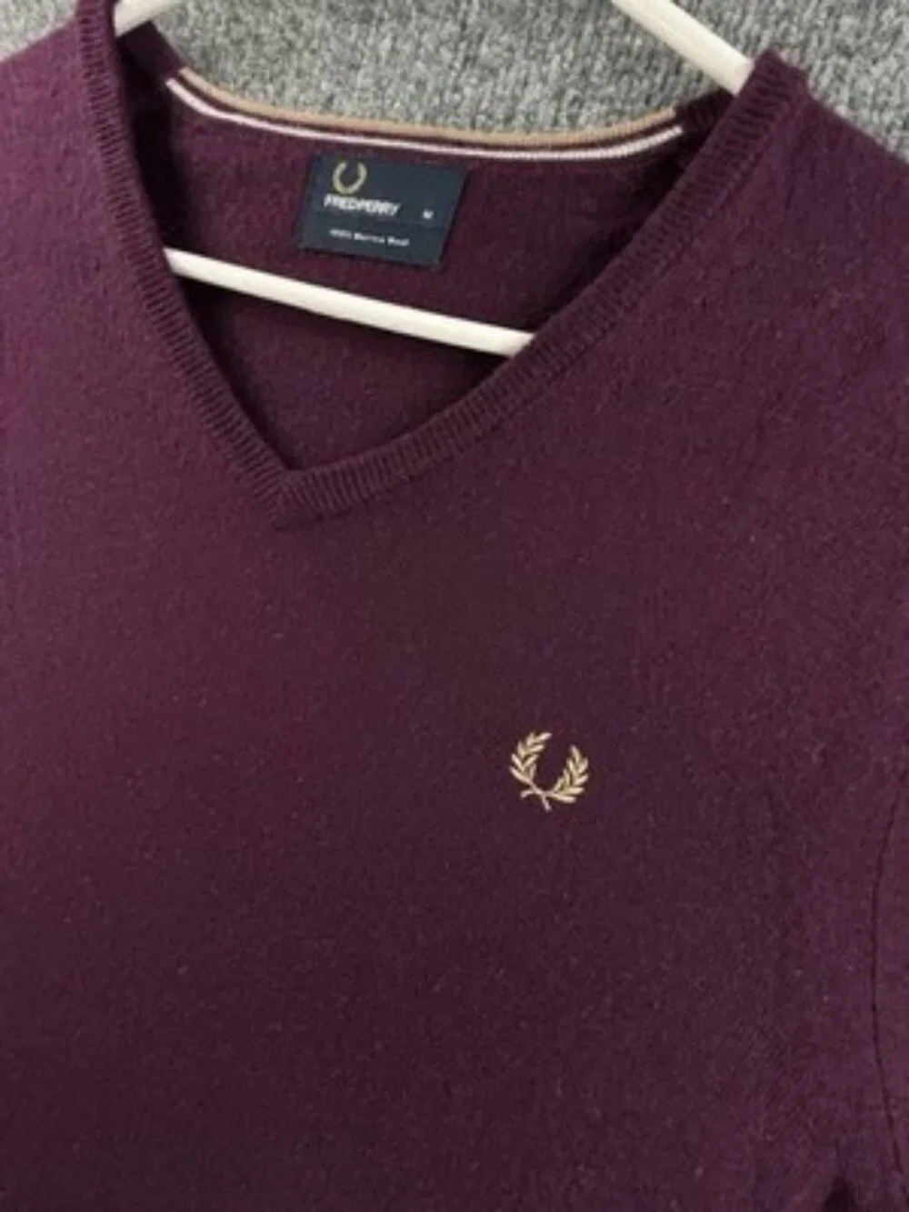 Fred Perry Wool Logo Medium Sweater Long Sleeve V-Neck Pullover Maroon Men Knit